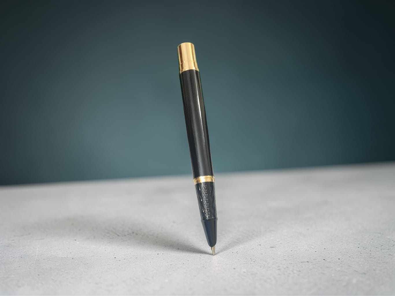 Dikawen 8006 Fountain Pen with Gold Trim