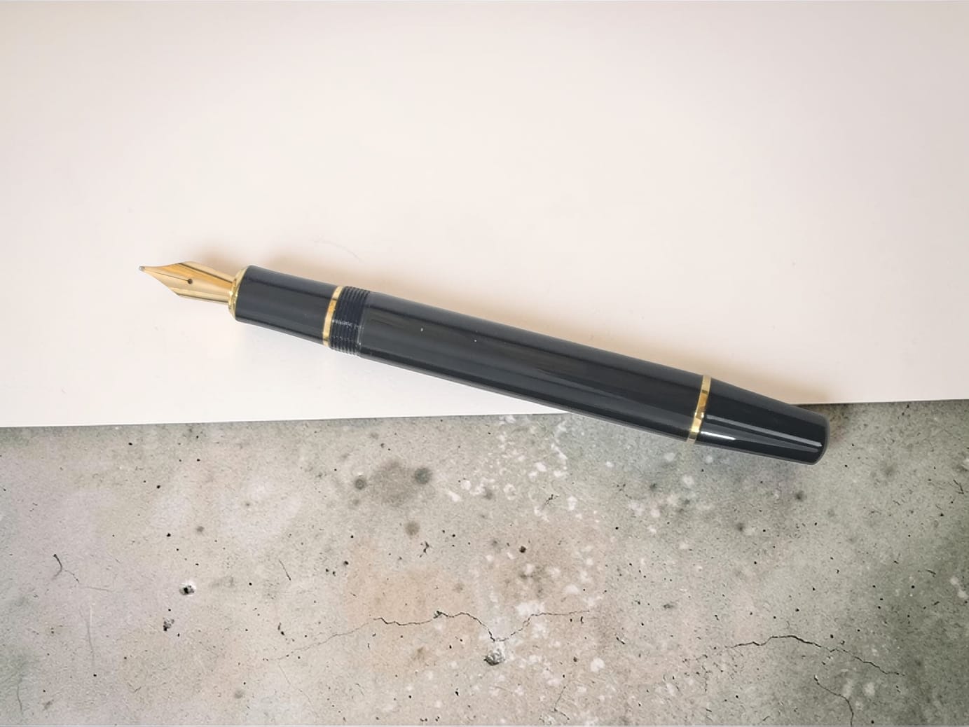 Dikawen No. 216 BK Fountain Pen with Gold Trim